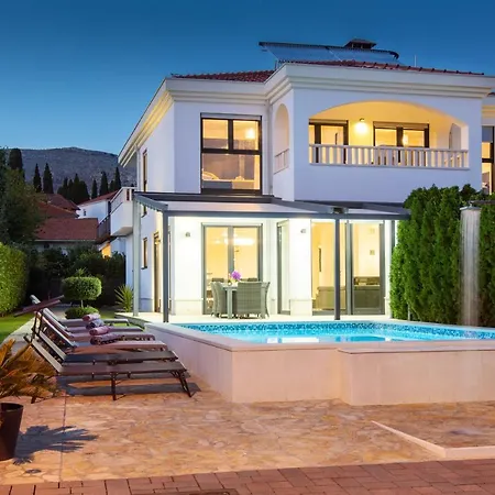 Luxury Villa *