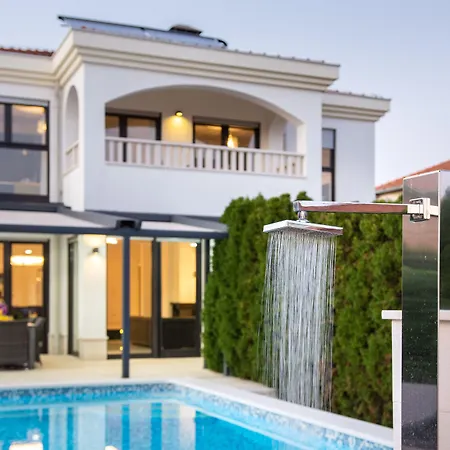 Luxury Villa *