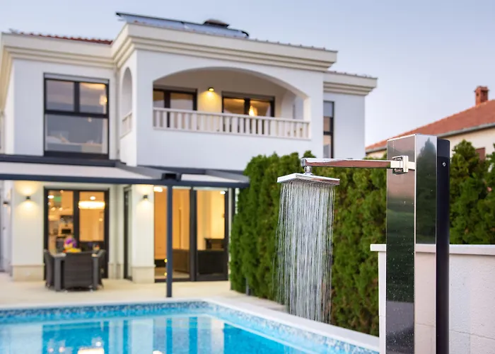 Luxury Villa *